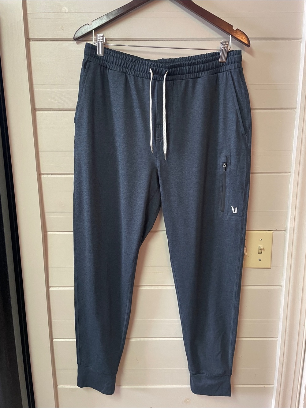 Vouri Men’s Blue Performance Joggers Size M.